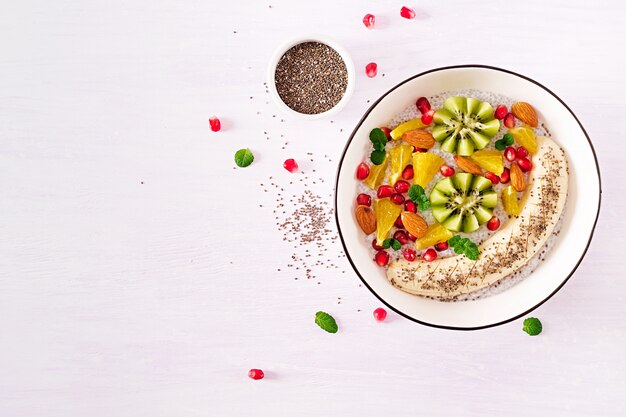 Köstlicher und gesunder Chia-Pudding mit Bananen-, Kiwi- und Chia-Samen.