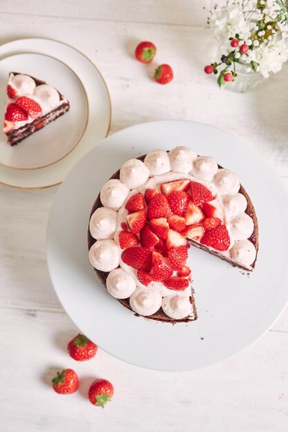 Köstlicher und süßer Kuchen mit Erdbeeren und Baiser auf einem Teller