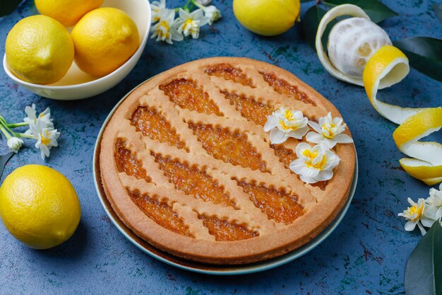 Köstlicher Zitronenkuchen mit frischen Zitronen, Draufsicht