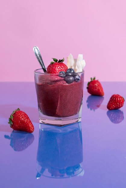 Köstliches Açai-Dessert mit Erdbeeren