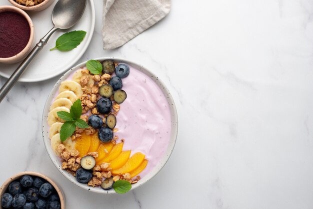 Köstliches Açai-Schüssel-Arrangement mit Kopienraum