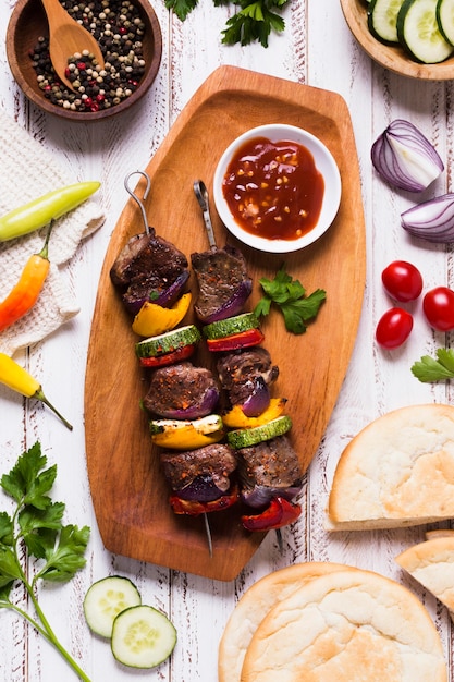Köstliches arabisches Fast-Food-Plateau mit Fleisch und Sauce