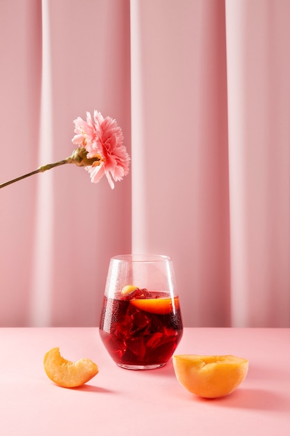 Kostenloses Foto köstliches arrangement aus sangria, pfirsich und blumen