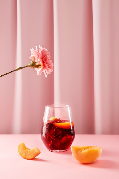 Köstliches Arrangement aus Sangria, Pfirsich und Blumen