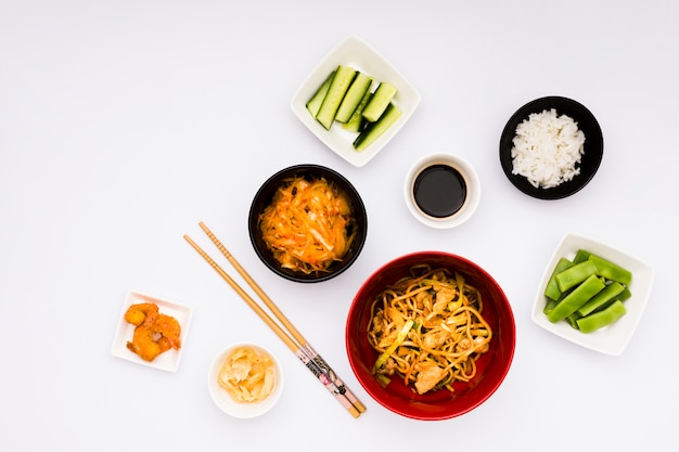 Köstliches asiatisches Lebensmittel mit Bestandteilen vereinbarte auf weißem Hintergrund