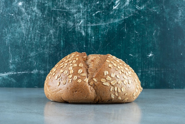 Kostenloses Foto köstliches brötchen mit samen auf marmor.