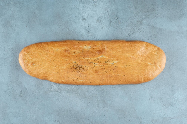 Köstliches Brot auf Marmor.
