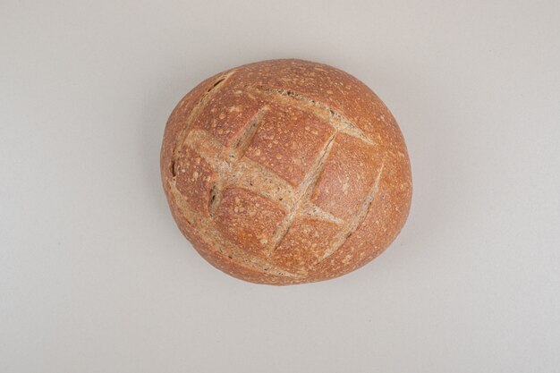 Köstliches Brot auf weißem Hintergrund. Hochwertiges Foto