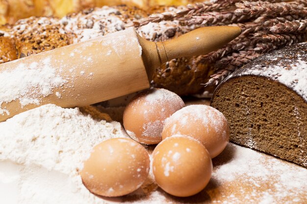 Köstliches Brot, Bagels und Eier auf dem Tisch