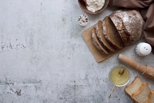 Köstliches Brot der Draufsicht mit Kopienraum