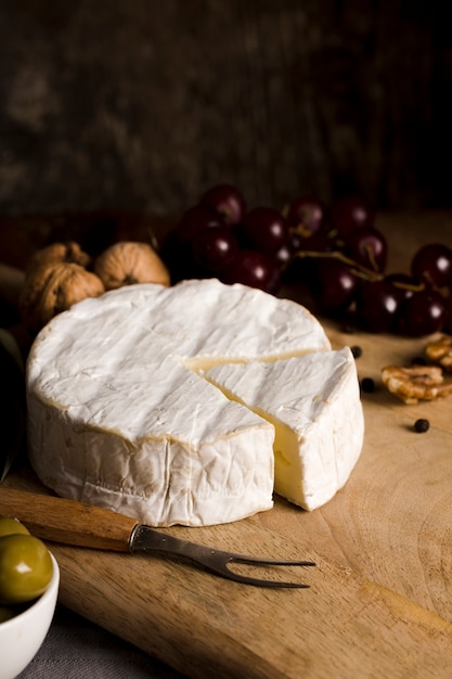 Köstliches Buffet des hohen Winkels mit Käse auf hölzernem Brett