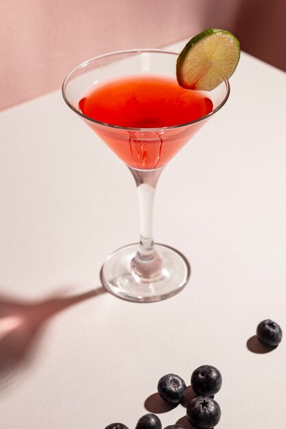Köstliches Cocktail mit blauen Beeren über weißem Schreibtisch