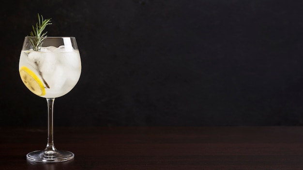 Köstliches Cocktailglas mit Platz zum Kopieren