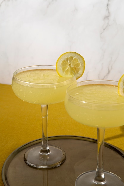 Köstliches Daiquiri-Cocktail-Arrangement mit hohem Winkel