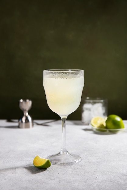 Köstliches Daiquiri-Cocktailglas mit Limette