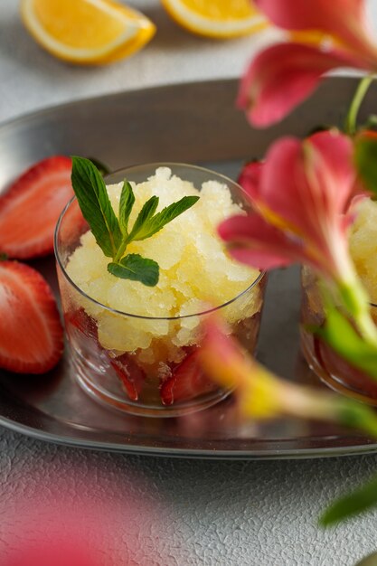 Köstliches Dessert mit Erdbeeren im hohen Winkel