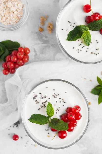 Köstliches Dessert mit Nahaufnahme von Obst und Joghurt