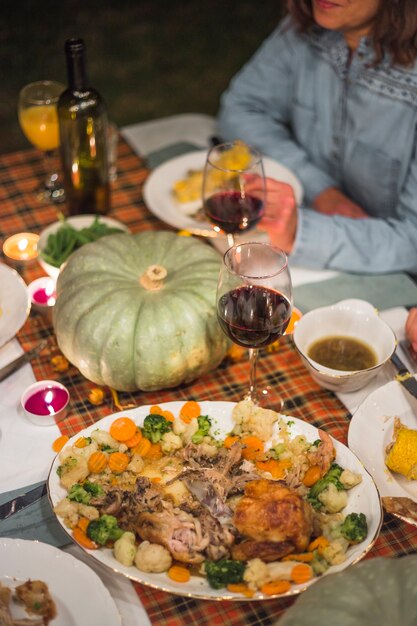 Köstliches Essen bei Tisch in der Nähe von Lady