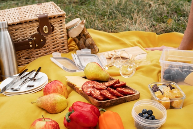 Kostenloses Foto köstliches essen des hohen winkels auf decke