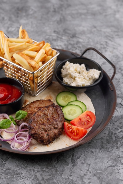 Köstliches Essen des hohen Winkels auf Teller