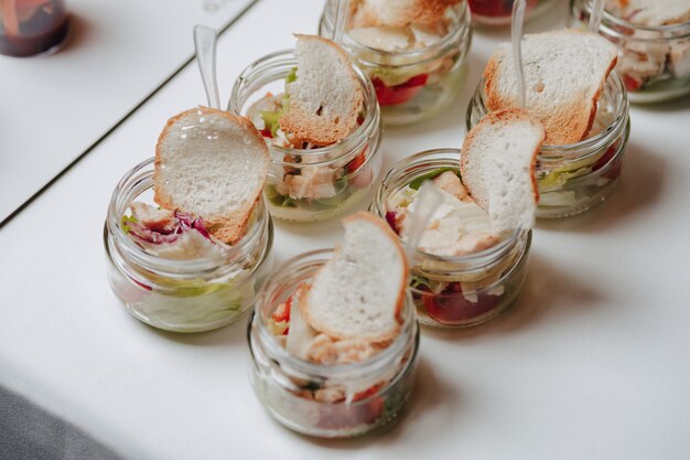 Köstliches festliches Buffet mit Häppchen und verschiedenen köstlichen Gerichten