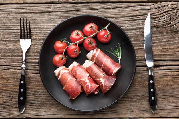 Köstliches Fleisch der Draufsicht mit Tomaten auf dem Tisch