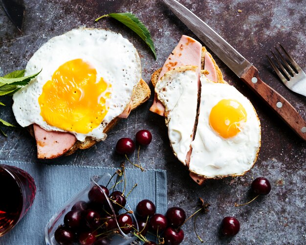 Köstliches Frühstück mit Eiern und Schinkentoast