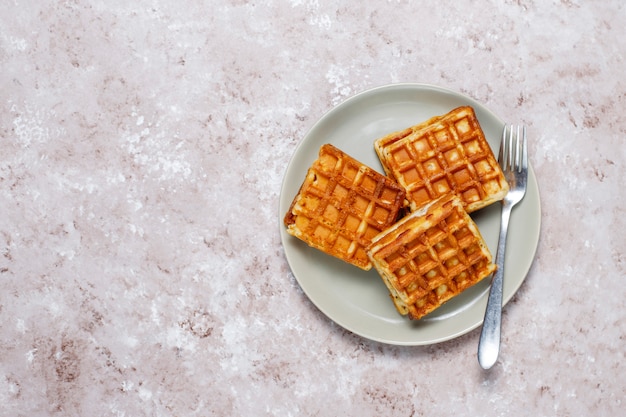 Kostenloses Foto köstliches frühstück mit kaffee, orangensaft, waffeln, hörnchen, stau, nusspaste auf heller, draufsicht