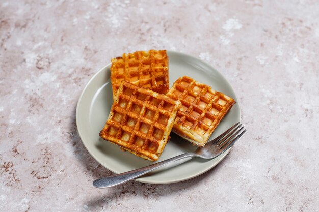 Köstliches Frühstück mit Kaffee, Orangensaft, Waffeln, Hörnchen, Stau, Nusspaste auf heller, Draufsicht