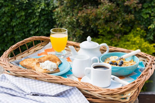 Köstliches Frühstückstablett im Garten