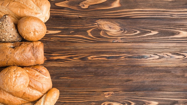 Köstliches gebackenes Brot auf hölzernem Hintergrund