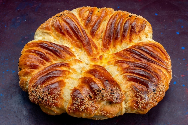 Köstliches Gebäck gebackenes Brötchen der Vorderansicht auf dunklem Hintergrund.