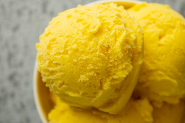 Köstliches gelbes Eis in der Tasse