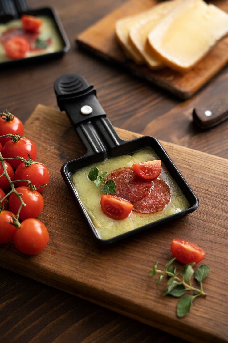 Kostenlose Foto köstliches gericht des hohen winkels mit tomaten