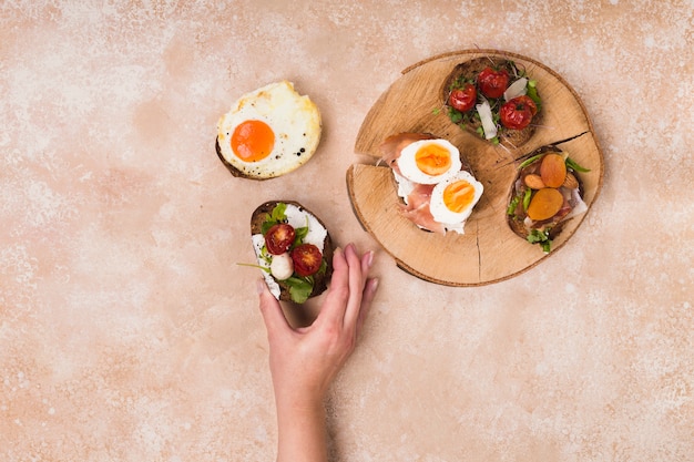 Kostenloses Foto köstliches geröstetes brot mit eiern