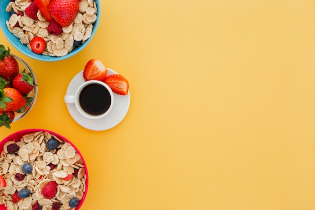 Köstliches gesundes Frühstück mit Tasse Kaffee auf gelbem Grund