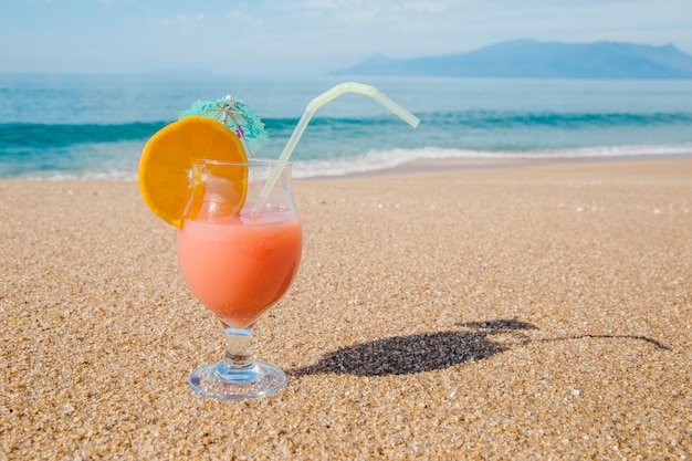 Köstliches Getränk am Strand