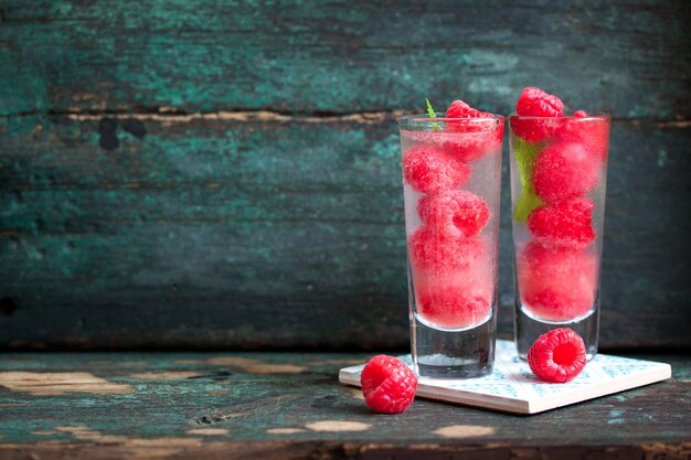 Köstliches Getränk mit Himbeeren