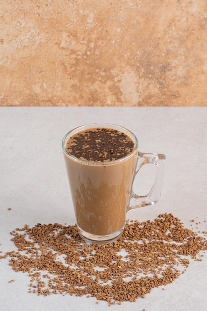 Köstliches Glas aromatisch frische Tasse Kaffee mit Kaffeebohnen