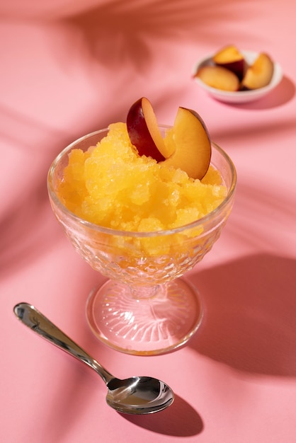 Köstliches Granita-Dessert mit Fruchtscheibe