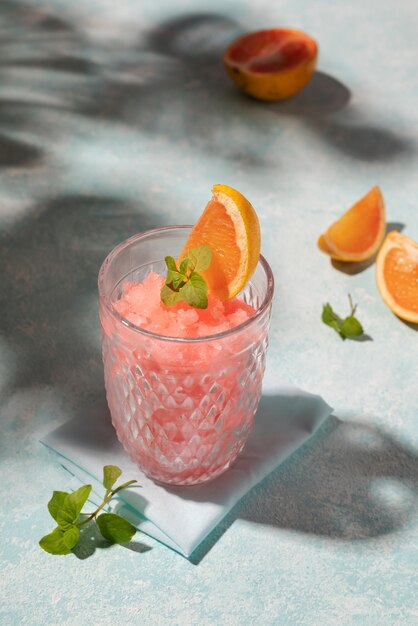 Köstliches Granita-Dessert mit hohem Winkel und Grapefruit