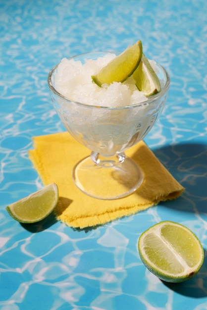 Köstliches Granita-Dessert mit hohem Winkel und Limette