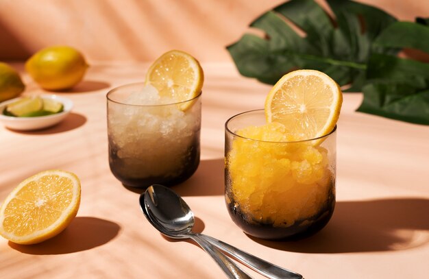 Köstliches Granita-Dessert mit hohem Winkel und Zitrone