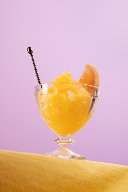 Kostenloses Foto köstliches granita-dessert mit niedrigem winkel und obst