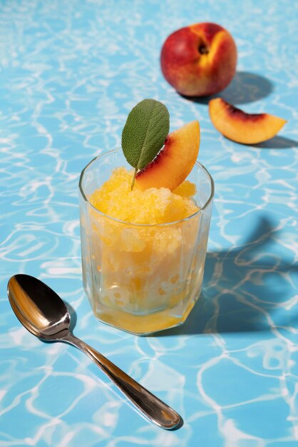 Köstliches Granita-Dessert mit Pfirsich