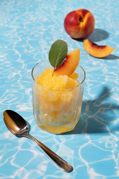 Köstliches Granita-Dessert mit Pfirsich