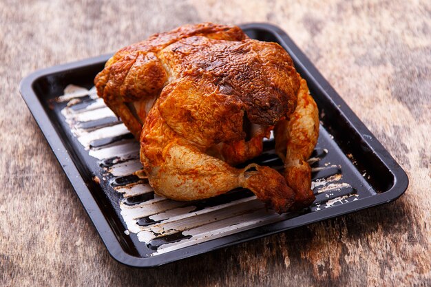 Köstliches Huhn auf dem Tisch