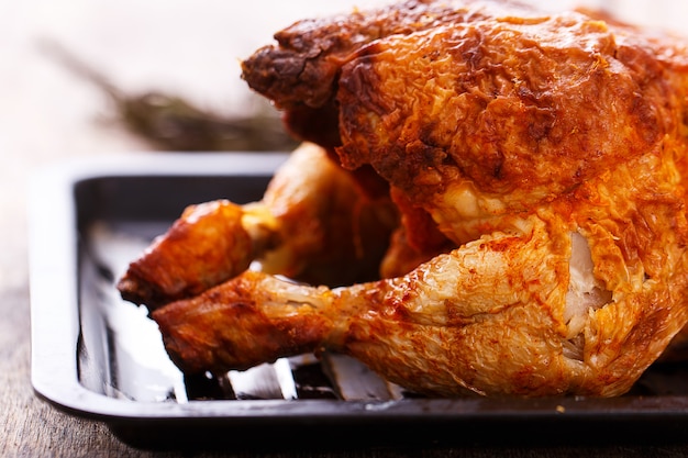 Köstliches Huhn auf dem Tisch