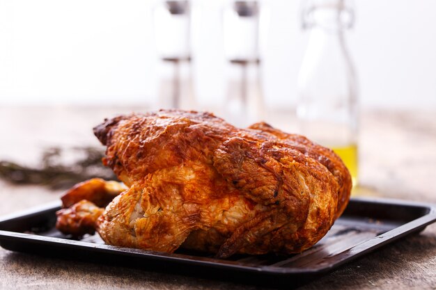 Köstliches Huhn auf dem Tisch