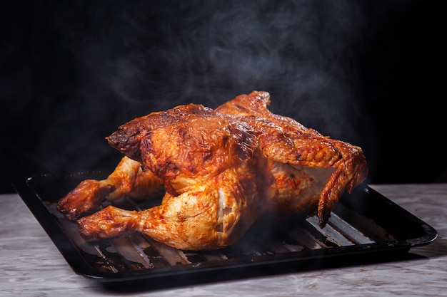 Köstliches Huhn auf dem Tisch